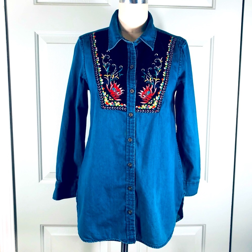 Holding Horses Anthro Embroidered Button Down Blue Denim Shirt Size 4